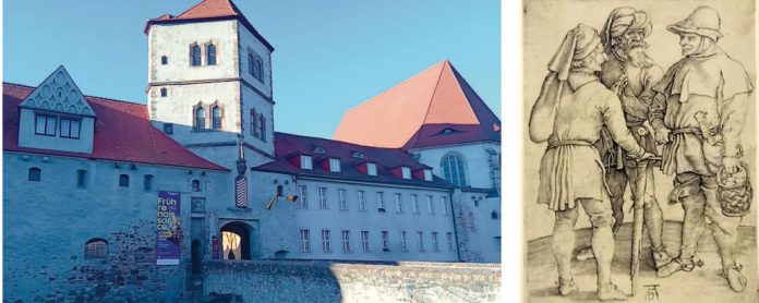 Eingang zur Moritzburg mit Ausstellungsplakat. Albrecht Dürer: Drei Bauern im Gespräch, 1497. Fotos: Borée