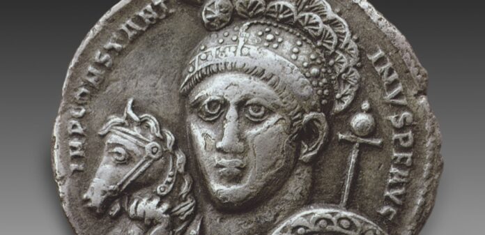 Konstantin_Muenzbildnis Konstantin der Große, Münzbildnis im Helm mit Christusmonogramm, um 315. München, Staatliche Münzsammlung (Detail). Bild: akg