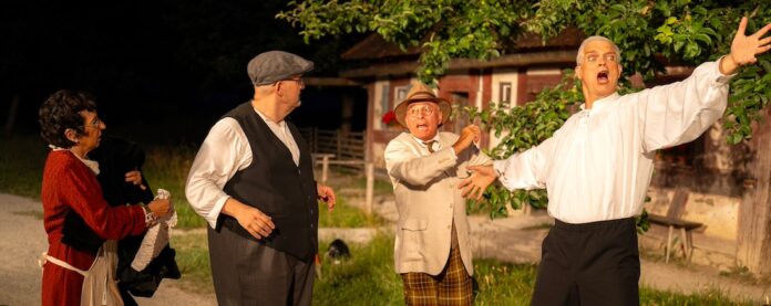 Regisseur Kurtz (Peter Pruchniewitz) erklärt dem Star Andra (rechts: Andreas Fischer-Klärle) und dem Dorfmimen Addi (Frank Wiedenmann) die Handlung. Schneiderin Irmi (Carmen Laub) hat die Kostüme fest im Griff. Foto: FLT