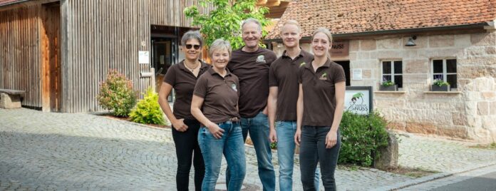 Familie Stiegler vor ihrem Hof: In der Mitte Vater Fritz Stiegler, links seine Frau Sieglinde, rechts Sohn Martin und dessen Partnerin Svenja.Ganz links Svenjas Mutter Andrea Rießbeck. Foto: privat