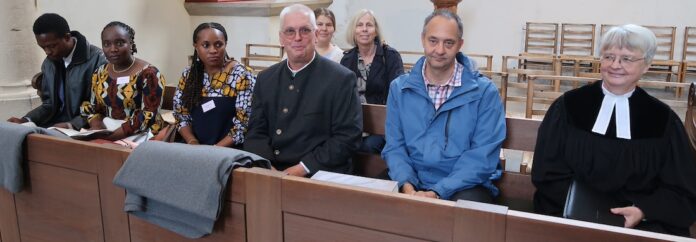 Von links: Danieli Z. Lema, Christina E. Ulomi und Lightness W. Kimaro aus Hai bei einem ersten Gottesdienst in der Rothenburger St. Jakobskirche. Die drei Tischler warteten da noch auf ihre Visa. Es kamen aber weiter der Partnerschaftsbeauftragte Pfarrer Klaus Eberius, Kirchenvorstand Ernst Gerlinger, der als Lektor wirkte, und Dekanin Jutta Holzheuer. Hinten Vertrauensfrau Juliane Engelhardt und Carmen Kühlwein aus dem Kirchenvorstand. Foto: Borée