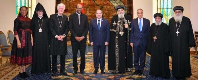 Treffen des ägyptischen Präsidenten Abdel Fattah El-Sisi (Mitte) mit der Führung des Ökumenischen Rates der Kirchen und der Koptischen Kirche während der Ökumenekonferenz. Foto: Büro des Präsidenten von Ägypten/ÖRK