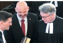 Staffelstab übergeben Der neue Bischof Dr. Aleksander Erniša (links), sein Vorgänger Leon Novak (rechts) und dazwischen Inspektor (Synodalpräsident) Bojan Prosić. Foto: Borée