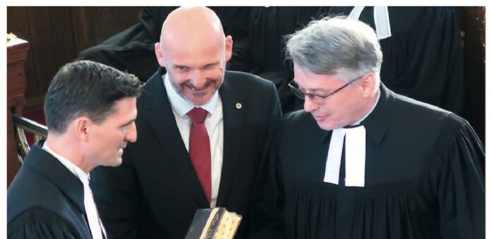 Der neue Bischof Dr. Aleksander Erniša (links), sein Vorgänger Leon Novak (rechts) und dazwischen Inspektor (Synodalpräsident) Bojan Prosić. Foto: Borée