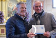 Langer Atem im Grenzland der Geschichte Enno Haaks (links) vom deutschen Gustav-Adolf-Werk überreicht Pfarrer Simon Sever in Bodonci nach der erfolgreichen Kirchenrenovierung eine Plakette, die die Förderung belegt. Foto: Borée