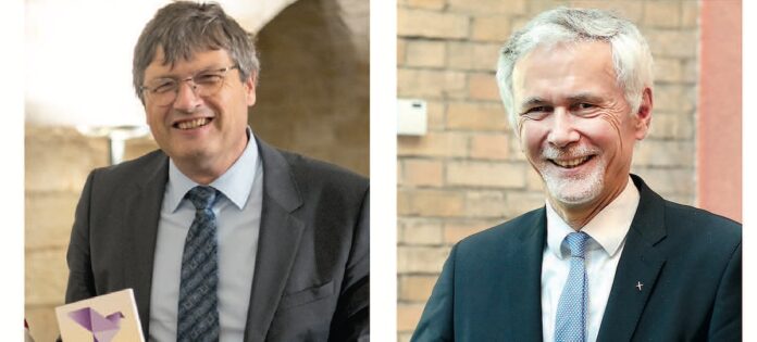 Reiner Anselm mit der Denkschrift. Jochen Cornelius-Bundschuh. Fotos: epd/F