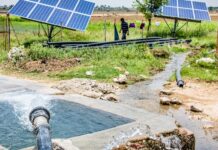 Wie Solidarität selbst im Finanzsystem wirkt Oikocredits indisches Partnerunternehmen Fourth Partner Energy hat etwa solarbetriebene Wasserpumpen für die Landwirtschaft im Angebot. Foto: Opmeer Reports