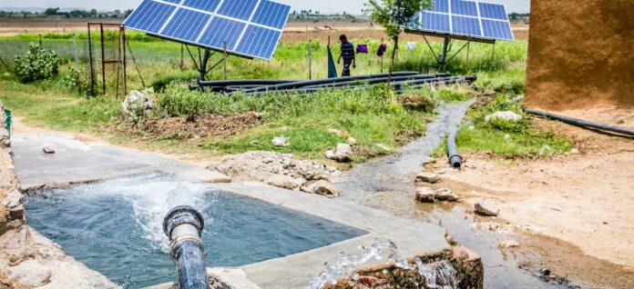 Fourth Partner Energy Pvt. Ltd Oikocredits indisches Partnerunternehmen Fourth Partner Energy hat etwa solarbetriebene Wasserpumpen für die Landwirtschaft im Angebot. Foto: Opmeer Reports