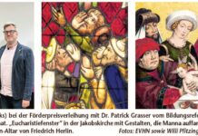 Dunkle Seite der bunten Fenster und Altäre