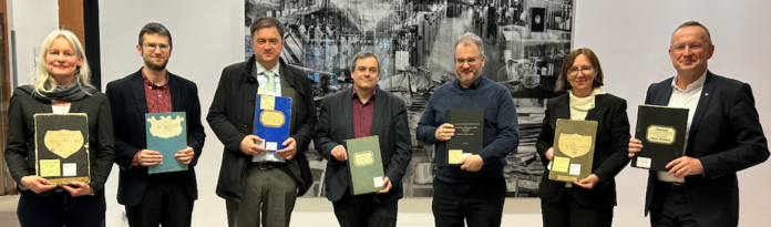 Von links: Dr. Alexandra Lutz, die Leiterin des Landeskirchlichen Archivs, ihr Stellvertreter Dr. Daniel Schönwald, Dr. Markus Mühlnikel und Professor Dr. Martin Ott vom Institut für Fränkische Landesgeschichte, Historiker Florian Sepp, Dr. Dorothea Sommer als Generaldirektorin der Bayerischen Staatsbibliothek und Landesbischof Christian Kopp stellten das Projekt vor. Foto: Luitjens (LAELKB)