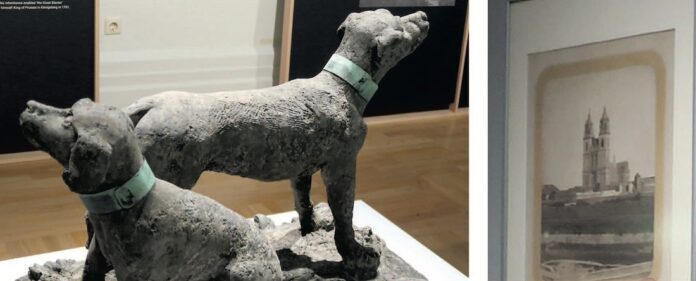Die im Jahr 1827 erneuerte Skulptur der Hunde, die den Schatz zum Dombau fanden. Fotos von Albert Ochs um 1860/70 vom Magdeburger Dom. Fotos: Borée