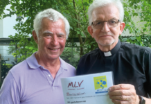 Beharrlich, besonnen, beherzt Wolfgang Hagemann (links) im Jahr 2024 mit dem ehemaligen brasilianischen Kirchenpräsidenten Nestor Friedrich bei der Übergabe von 30.000 Euro für Programme der Kirche anlässlich der 200-Jahr-Feier zum Gedenken der Einwanderung lutherischer Christen und der Kirchengründung. Foto: privat