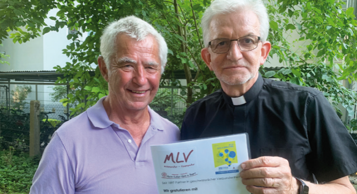 Wolfgang Hagemann (links) im Jahr 2024 mit dem ehemaligen brasilianischen Kirchenpräsidenten Nestor Friedrich bei der Übergabe von 30.000 Euro für Programme der Kirche anlässlich der 200-Jahr-Feier zum Gedenken der Einwanderung lutherischer Christen und der Kirchengründung. Foto: privat