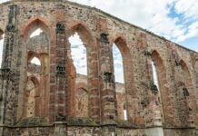 „Gebäudeplanung als Marathon, kein Sprint“ Kirchenruine Zerbst. Foto: epd/F