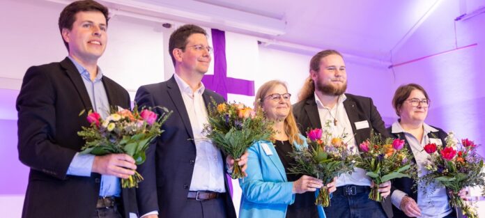 ELKB Synode Bayreuth 2026 Das neugewählte Präsidium der bayerischen Landessynode (von links): Joel Brodersen, Frank Bienk, Tanja Keller, Luca-Fynn Schieblich und Daniela Senger. Foto: epd/F