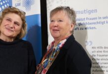 Vom Basar zur globalen Bewegung Johanna Haberer nach ihrem Festvortrag mit Inge Rühl, der Vorsitzenden der GAW-Frauenarbeit. Foto: Borée