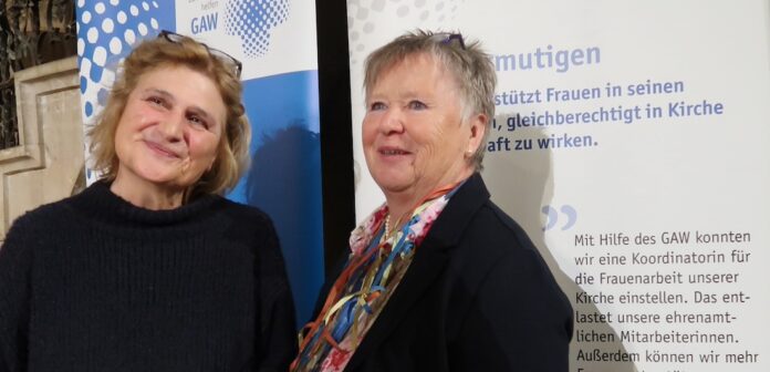 Johanna Haberer nach ihrem Festvortrag mit Inge Rühl, der Vorsitzenden der GAW-Frauenarbeit. Foto: Borée
