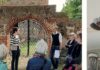 Sehen, verstehen, staunen EBZ-Leiterin Angela Hager begrüßt Holger Müller-Brandes vor der Uckermärker Dorfkirche in Nieden. Aus Platzgründen hängt der Taufengel in der Dorfkirche in Lübbenow von der Decke. Fotos: Kirch