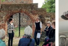 Sehen, verstehen, staunen EBZ-Leiterin Angela Hager begrüßt Holger Müller-Brandes vor der Uckermärker Dorfkirche in Nieden. Aus Platzgründen hängt der Taufengel in der Dorfkirche in Lübbenow von der Decke. Fotos: Kirch