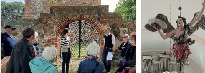 Dorfkirchen_Mecklenburg EBZ-Leiterin Angela Hager begrüßt Holger Müller-Brandes vor der Uckermärker Dorfkirche in Nieden. Aus Platzgründen hängt der Taufengel in der Dorfkirche in Lübbenow von der Decke. Fotos: Kirch