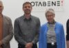 Streifzüge zum Blättern und Staunen Fotograf Willi Pfitzinger (ganz links) und Autor Horst F. Rupp (ganz rechts) präsentieren die „Kleine Geschichte einer großen Stadt“ mit Verleger Achim Schneider von Rotabene und seiner Mutter Hannelore. Fotos: Andrea Müller/EW