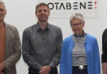 Streifzüge zum Blättern und Staunen Fotograf Willi Pfitzinger (ganz links) und Autor Horst F. Rupp (ganz rechts) präsentieren die „Kleine Geschichte einer großen Stadt“ mit Verleger Achim Schneider von Rotabene und seiner Mutter Hannelore. Fotos: Andrea Müller/EW