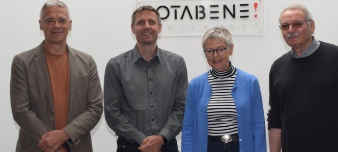Fotograf Willi Pfitzinger (ganz links) und Autor Horst F. Rupp (ganz rechts) präsentieren die „Kleine Geschichte einer großen Stadt“ mit Verleger Achim Schneider von Rotabene und seiner Mutter Hannelore. Fotos: Andrea Müller/EW