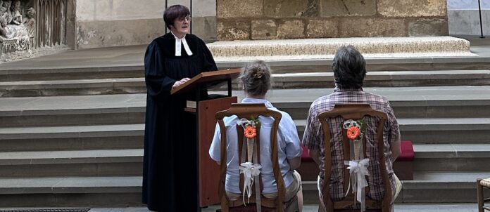 In der Rothenburger St. Jakobs-Kirche hielt Pfarrerin Sabine Baier die Segensfeier für ein Paar. Foto: Bek-Baier