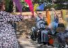 Wenn der Sommer keine Pause macht Gemeinsam in Bewegung: Beim „Tanzen im Park“ bringt Andrea McWright die Teilnehmerinnen und Teilnehmer mit Musik, bunten Tüchern und Sitztanz in Schwung. Foto: Wollschläger