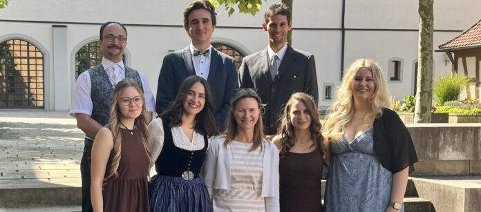 Im Juli 2026 wurden in einem festlichen Gottesdienst im Münster Heilsbronn sieben Religionspädagoginnen und Religionspädagogen rund um Ausbildungsleiterin Sarah Schäfer eingesegnet. Foto: RPZ