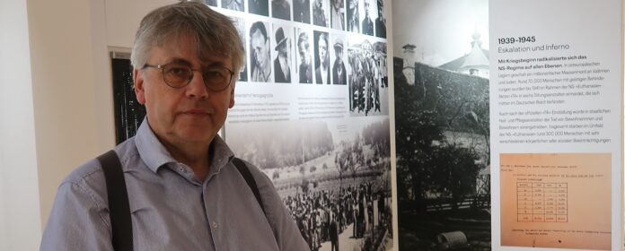 Greif_Diakoniemuseum Thomas Greif in der Ausstellung „Eiskalt sind die!“ Foto: Borée