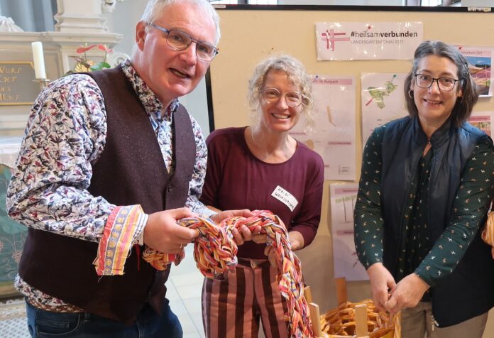 Landesgartenschau Schon jetzt verbunden durch die Strickliesel (von links): Pastoralreferent Luger Mennes, Pfarrerin Heidi Wolfsgruber sowie Christa Roth. Foto: Borée