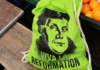 Luther, die Quietscheente und ich „Viva la Reformation“: Martin Luther begleitet mich stilvoll beim Einkauf auf dem Wochenmarkt. Foto: Wollschläger