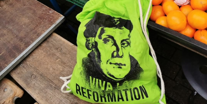 „Viva la Reformation“: Martin Luther begleitet mich stilvoll beim Einkauf auf dem Wochenmarkt. Foto: Wollschläger