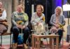 „Ohne Herz ist nichts. Mit Herz alles.“ Gute Stimmung nach dem Poetry-Slam: Diakon Timo Richter von St. Johannis mit den Slammerinnen Simone Adler, Monique Marten, Andrea Dehler und Rosina Link. Foto: Wollschläger