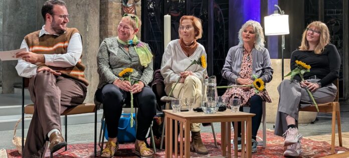 Gute Stimmung nach dem Poetry-Slam: Diakon Timo Richter von St. Johannis mit den Slammerinnen Simone Adler, Monique Marten, Andrea Dehler und Rosina Link. Foto: Wollschläger